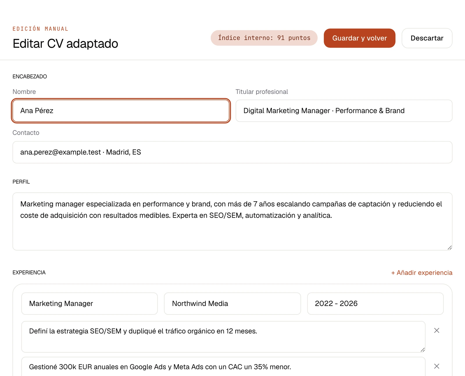 Pantalla de la app mostrando el editor del CV adaptado junto a la vista previa